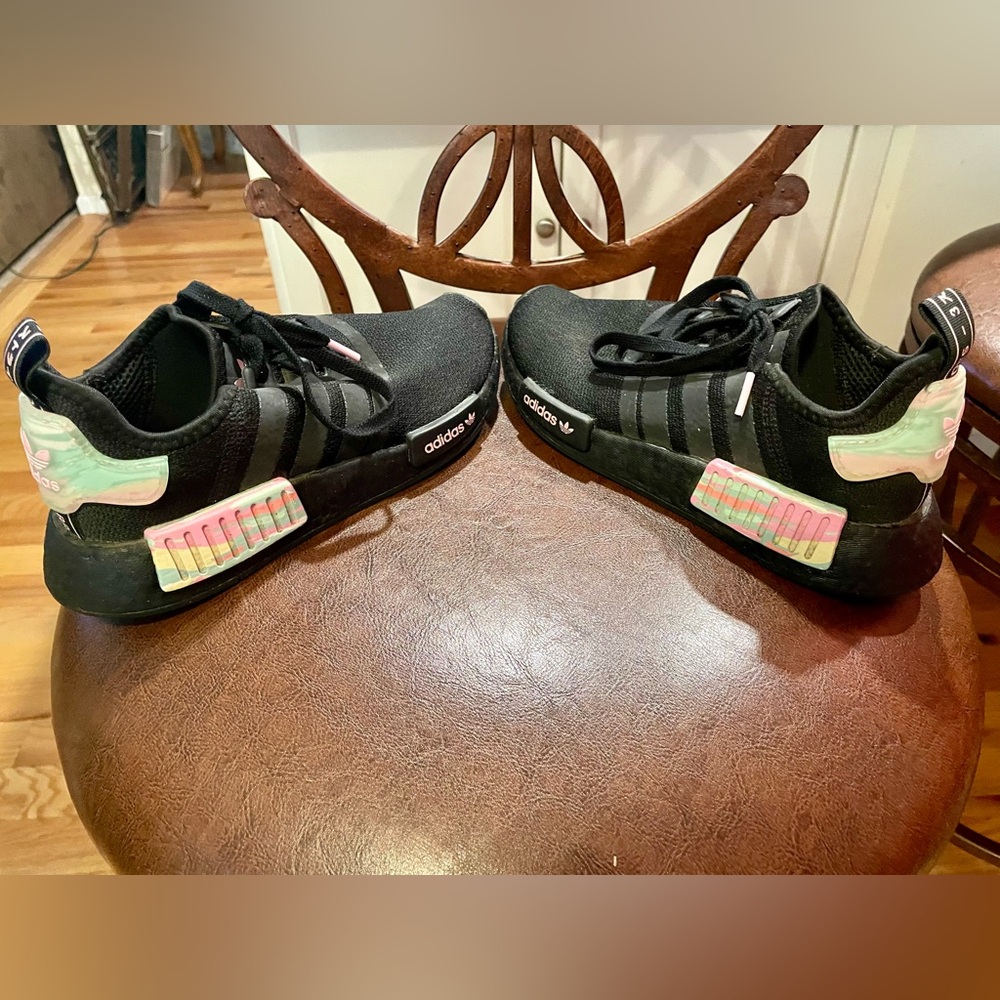 Womens Adidas Nmd_R1 tennis shoes